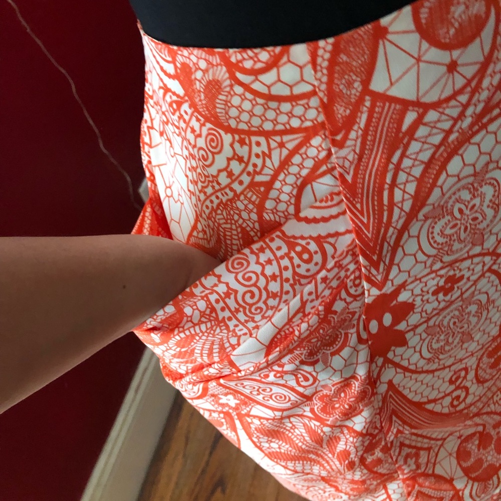Pleated Side Deep Pocket Design - Picture 4 of 12